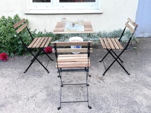 twee stoelen en een tafel en een tafel en twee banken bij # VAZ Apartments RS05 TV, WLAN, Küche, Zentrumsnah in Remscheid