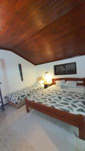 um quarto com uma cama e um tecto de madeira em Vojinovic Apartments em Budva