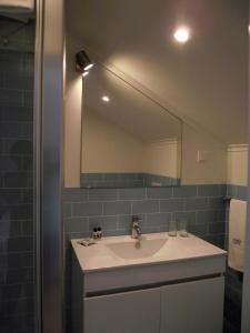 une salle de bain avec un lavabo et un miroir dans l'établissement Sincerely Lisboa, à Lisbonne 30 autres photos