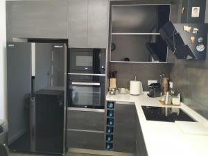 uma cozinha com um fogão e um micro-ondas em Casa Poblamar em Pobla de Montornés