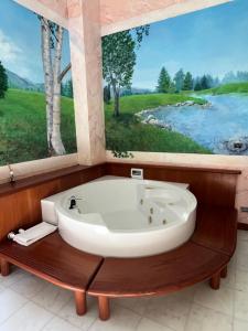 bañera en una habitación con ventana en Villa Mirosa, en Albissola Marina