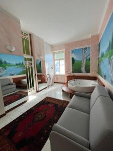 sala de estar con sofá y bañera en Villa Mirosa, en Albissola Marina