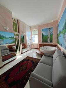 アルビッソラ・マリーナにあるVilla Mirosaのリビングルーム(ソファ、バスタブ付)