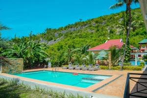 una piscina con sedie e una montagna sullo sfondo di SBG Resort Lambug a Badian