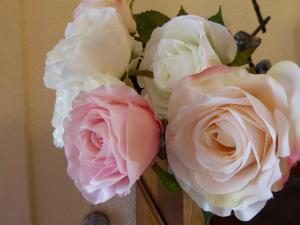 un bouquet di rose rosa e bianche in un vaso di Schloss Hohenzollern - Fewo mit Meerblick a Ahlbeck