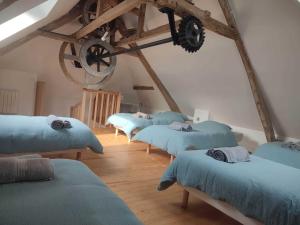 מיטה או מיטות בחדר ב-Le Gite du Moulin de la Pisciculture de Monchel sur Canche