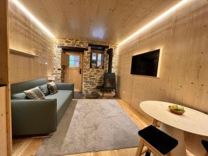 a living room with a couch and a table at Casas do Talasnal in Lousã