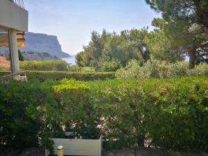 a view of the ocean from a house at appartement avec jardin vue sur mer 2 étoiles in Cassis