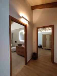 Habitación con baño con espejo y lavabo. en Casa Fente, en Taboada