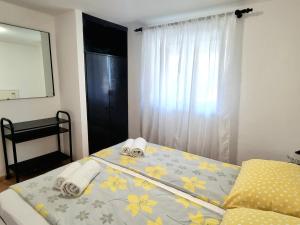 1 dormitorio con 1 cama con toallas en Apartment Deni, en Skrbčići