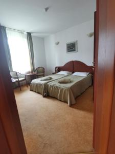 1 dormitorio con cama y ventana grande en Pensiunea Belladonna Baile Olanesti en Băile Olăneşti