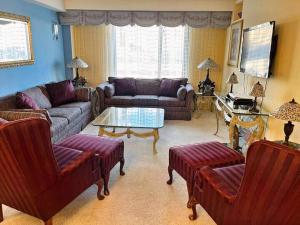 sala de estar con sofás y mesa en ON THE STRIP - Classic Comfort - 2 Bedroom Condo en Las Vegas