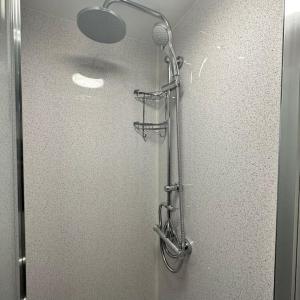 eine Dusche im Bad mit Glastür in der Unterkunft Cosy Central flat in the heart of Brighton in Brighton & Hove