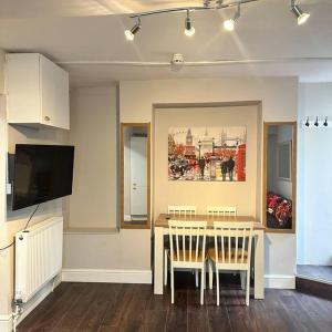 TV i/ili zabavni centar u objektu Cosy Central flat in the heart of Brighton