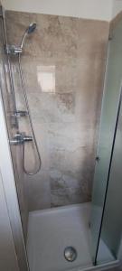 W łazience znajduje się prysznic ze szklanymi drzwiami. w obiekcie VROOM510 w Weronie
