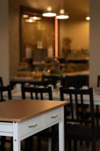 Reštaurácia alebo iné gastronomické zariadenie v ubytovaní Hotel Akropol
