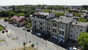 uma vista panorâmica de uma rua da cidade com edifícios em Hotel Kamienica em Siedlce