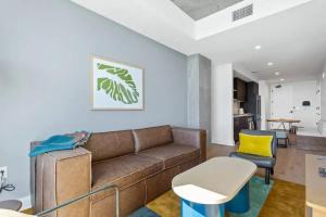 sala de estar con sofá y mesa en Luxury 1BR - Rainey St - Top Amenities - RoofTop Pool - 11th Floor, en Austin