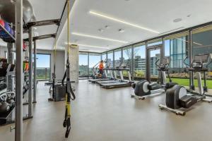 un gimnasio con cintas de correr y máquinas en un edificio en Luxury 1BR - Rainey St - Top Amenities - RoofTop Pool - 11th Floor, en Austin