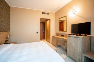 TV a/nebo společenská místnost v ubytování Hotel Parisi