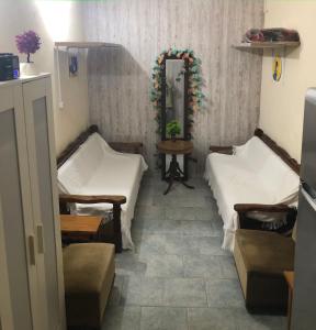 een kamer met 2 bedden, een tafel en een spiegel bij Converted Shed Studio & Garden Hanging Bed in Porto Rafti