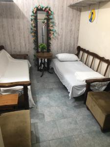 twee bedden in een kamer met een spiegel en een tafel bij Converted Shed Studio & Garden Hanging Bed in Porto Rafti