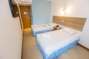 um quarto com duas camas num quarto em Rede Andrade Express em Salvador