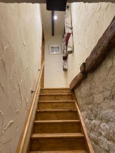 eine Treppe in einem Zimmer mit einer Steinmauer in der Unterkunft Character 1 bedroom country annex in West Camel in Yeovil