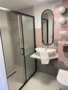 La salle de bains est pourvue d'un lavabo et d'un miroir. dans l'établissement Promień Słońca, à Świnoujście