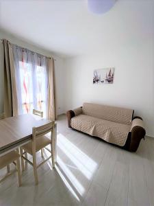 a living room with a bed and a table at Affittimoderni La Maddalena - MADA03 in La Maddalena