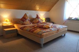 - une chambre avec un lit et des oreillers dans l'établissement Ferienhof Zum Rössberg, à Geisa