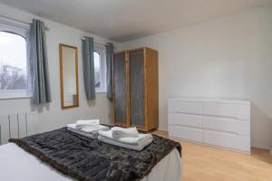 a bedroom with a bed with two pillows on it at 1BD Flat - Prime Location Surrey Quays in London