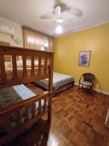 Llit o llits en una habitació de Grande Apto. equipado no Porto Barra
