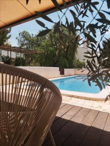 una silla sentada junto a una piscina en El Marqués, magnífica casa rural con piscina, en Almería