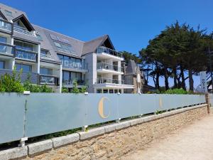 a retaining wall in front of a house at Le Churchill Hôtel & Spa in Carnac