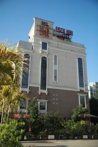 MUZA HOTELS FISCO في مومباي: مبنى عليه لافته
