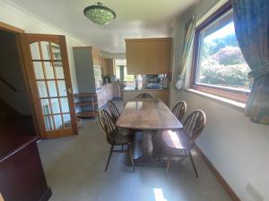 eine Küche mit einem Tisch und Stühlen sowie einem Fenster in der Unterkunft Drummond House in Brackley
