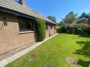 a house with a yard with green grass and a building at Drummond House - Pets welcome free, 3 acres of gardens, free parking in Brackley