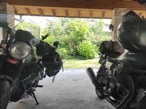 twee motoren geparkeerd naast elkaar in een garage bij Tetto alle Rondini in Cuneo