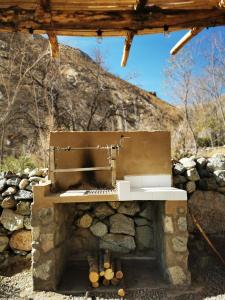uma máquina de costura sentada em cima de um forno de pedra em Refugio Alma de Montaña, piscina privada em Monte Grande