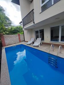 una piscina frente a una casa en Villa Ajsa with private heated pool en Gladno Polje