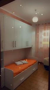 Schlafzimmer mit einem Bett mit weißen Schränken in der Unterkunft palinuro centro 2 in Palinuro
