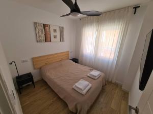 sypialnia z łóżkiem i dwoma ręcznikami na nim w obiekcie NEW Alexandra apartment, 2 min 40 sec from beach w mieście La Mata +14 zdjęć