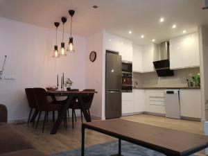 Kuchnia lub aneks kuchenny w obiekcie NEW Alexandra apartment, 2 min 40 sec from beach