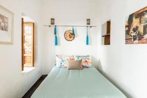 1 dormitorio blanco con 1 cama en una habitación en RIAD ALGHANI, en Marrakech