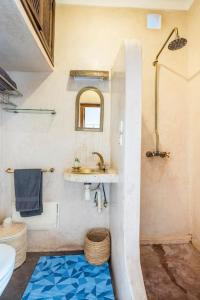 y baño con lavabo y aseo. en RIAD ALGHANI, en Marrakech