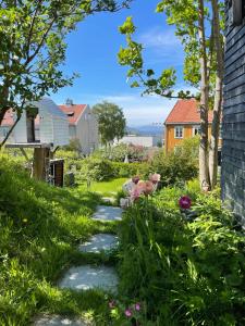 a walkway in a yard with flowers and plants at Tomannsbolig på Rosenborg in Trondheim