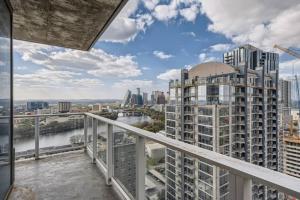 uma varanda com vista para um rio e edifícios em Incredible View Of Downtown Walk To Rainey St em Austin