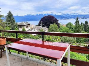 una panchina su un balcone con vista sull'acqua di La finestra sul lago - in villa con vista e posto auto coperto a Stresa