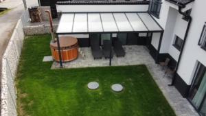 una vista aérea de un pequeño patio con putting green en Apartmany JA&MA en Liptovský Mikuláš